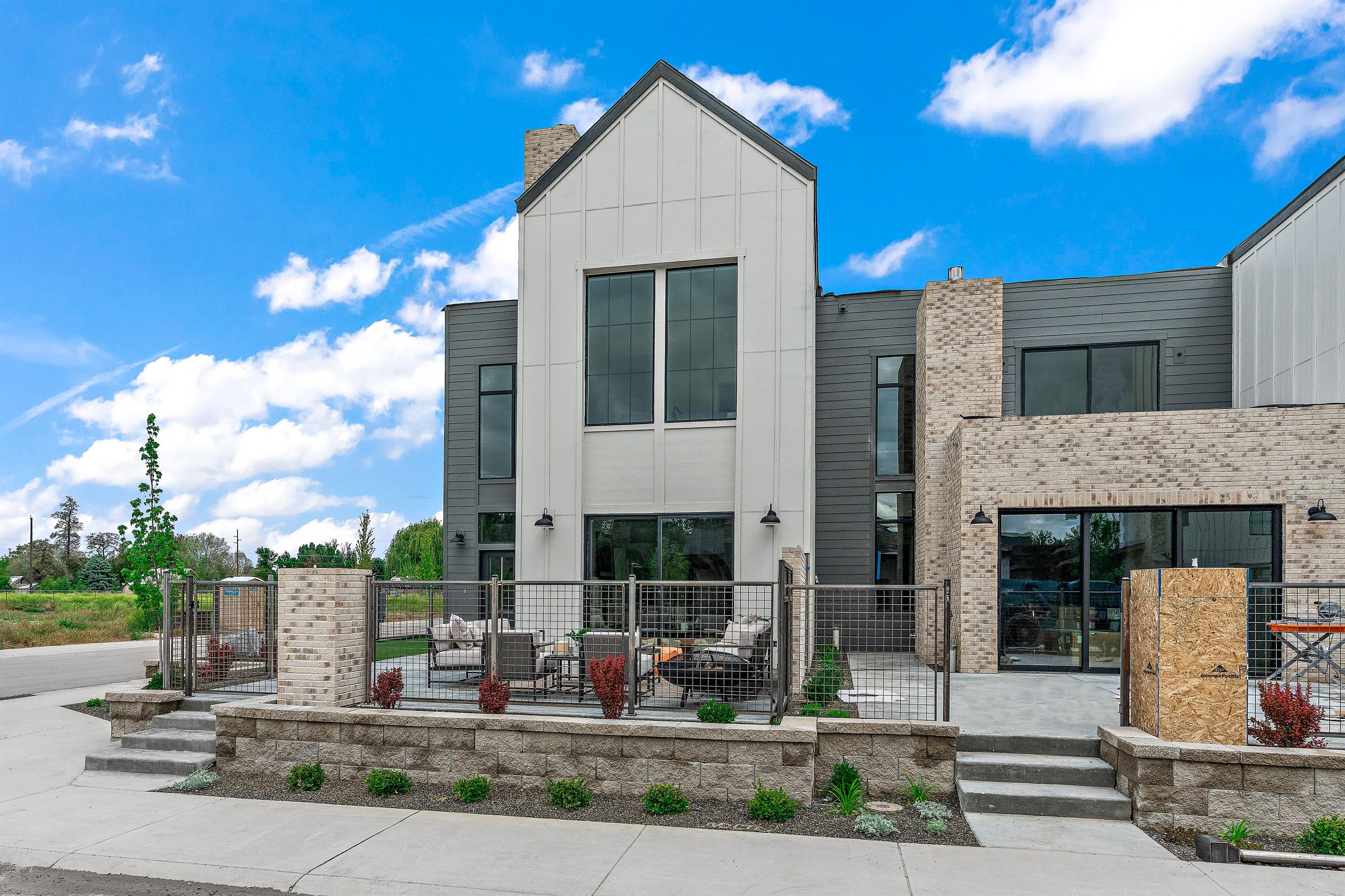 2500 W Iron Coop St - 1
