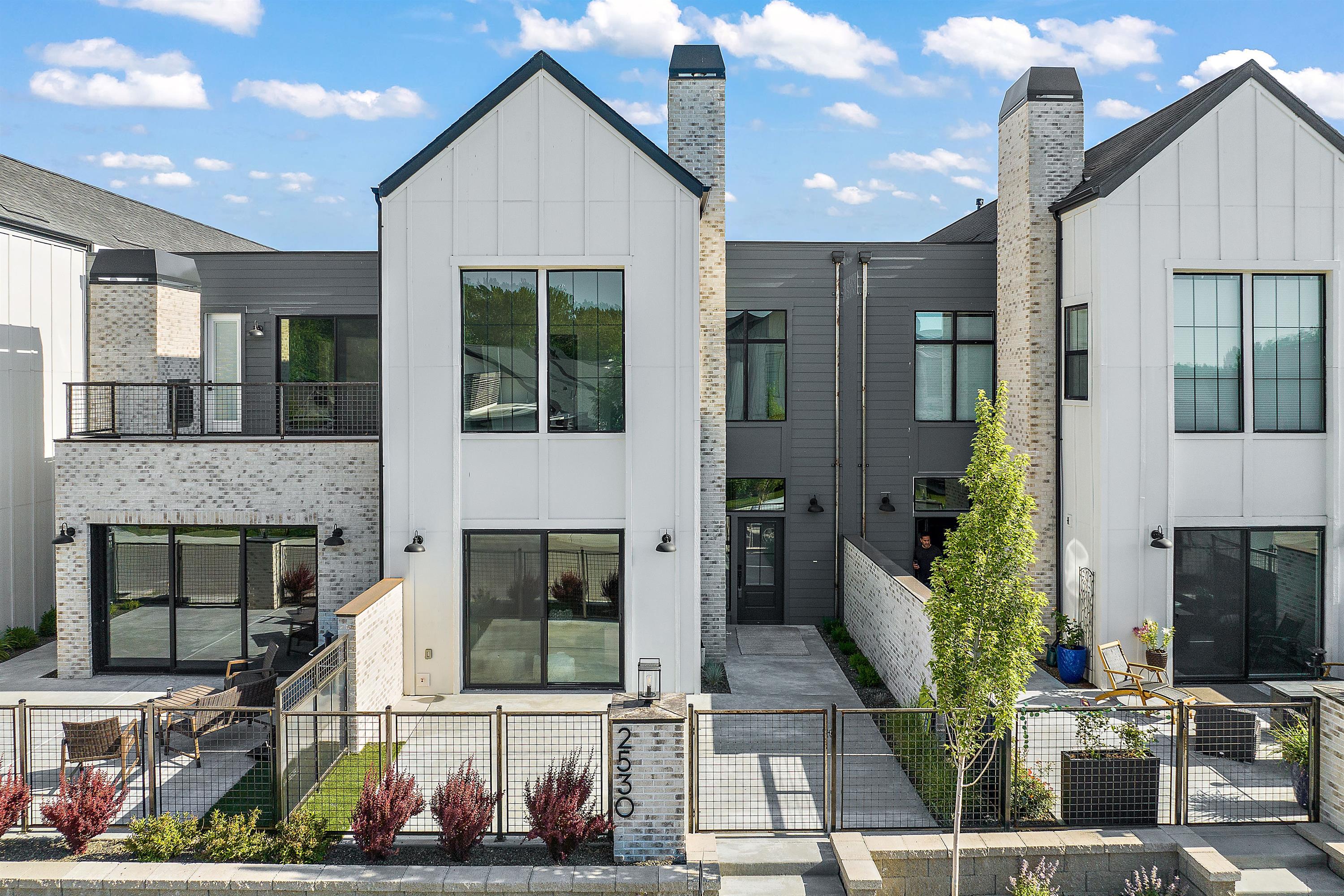 2530 W Iron Coop St - 1